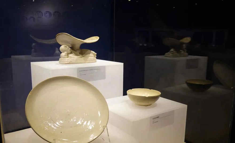 “發(fā)現(xiàn)定窯”展在南越王博物院上線,講述定窯七百年故事(圖1) “發(fā)現(xiàn)定窯”展上展覽的定窯精品.jpg