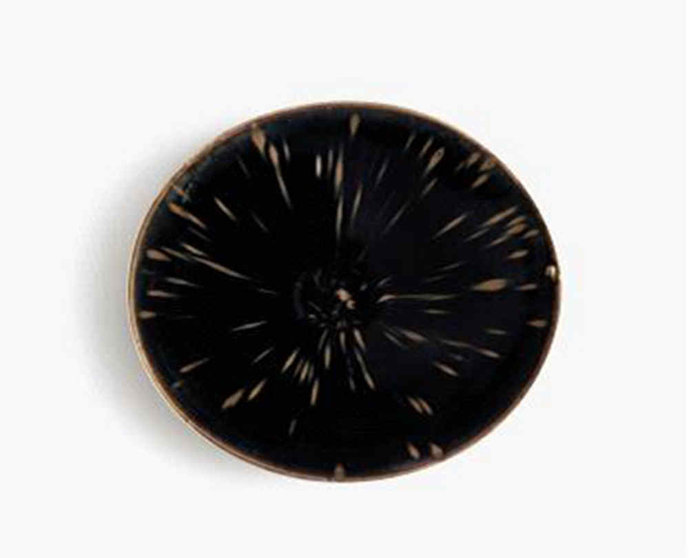 定窯瓷器的釉色,你知道幾種?(圖1) 黑釉鷓鴣斑紋斗笠盌,展現(xiàn)在宋代定窯“黑定”的特點(diǎn).jpg