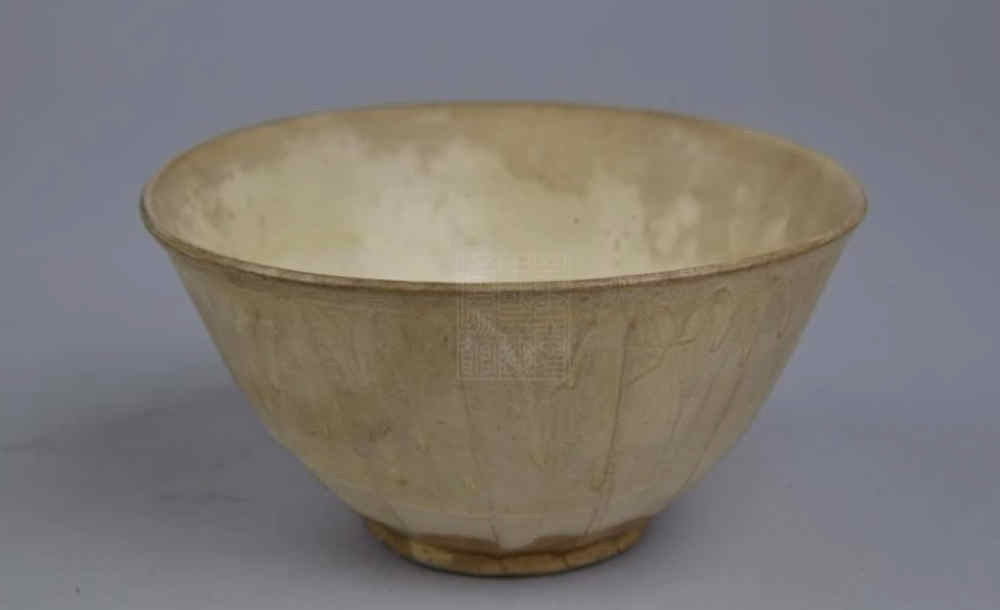 定窯瓷器在宋代,是否只有皇室和貴族才能用得起?(圖1) 宋白瓷刻蓮瓣紋碗.jpg