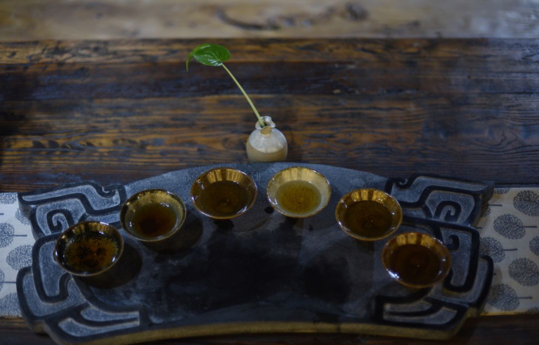 粗瓷茶具-大宋定窯精美斗笠杯放在石茶盤上 粗瓷茶具-大宋定窯精美斗笠杯放在石茶盤上