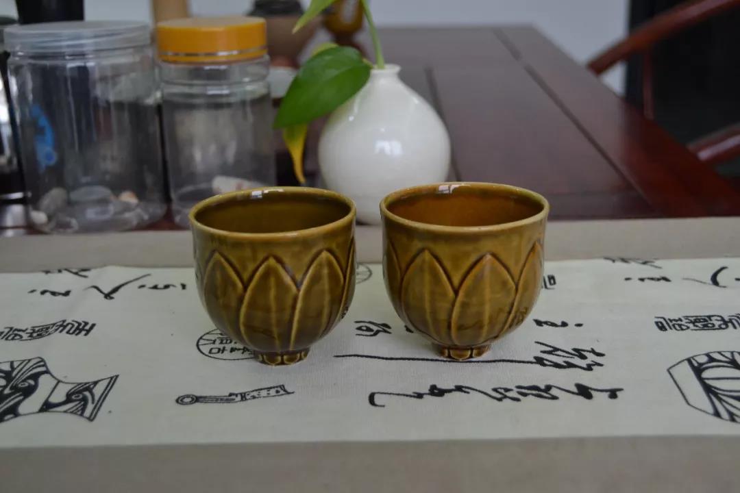 大宋定窯九瓣蓮花杯,如盛開的蓮花綻放在茶案之上 大宋定窯九瓣蓮花杯,如盛開的蓮花綻放在茶案之上