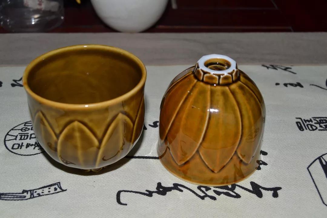大宋定窯九瓣蓮花杯的杯口和杯底 大宋定窯九瓣蓮花杯的杯口和杯底