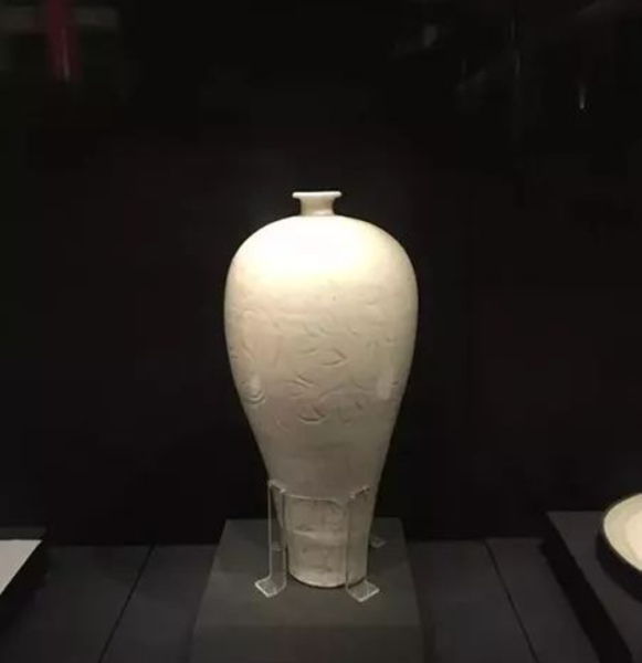 收藏于故宮博物院的北宋定窯白釉刻花花卉紋梅瓶 收藏于故宮博物院的北宋定窯白釉刻花花卉紋梅瓶