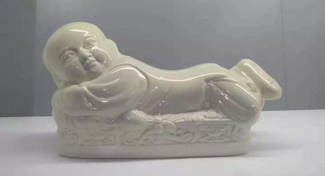 大宋定窯設(shè)計(jì)的定窯孩兒枕,與故宮博物院收藏的基本相似 大宋定窯設(shè)計(jì)的定窯孩兒枕,與故宮博物院收藏的基本相似