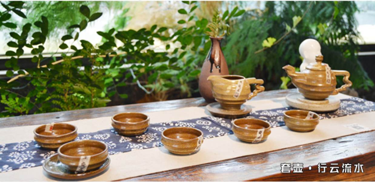 大宋定窯設計的心云流水茶具套裝擺放在茶臺上 大宋定窯設計的心云流水茶具套裝擺放在茶臺上