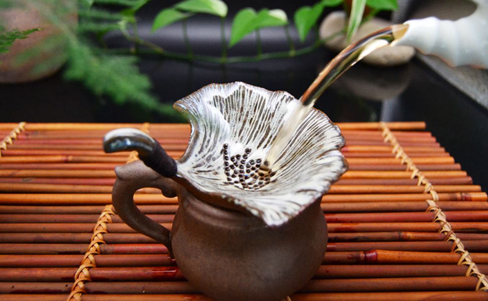 粗瓷茶器:定瓷銀杏葉茶漏擺放在茶臺上 粗瓷茶器:定瓷銀杏葉茶漏擺放在茶臺上